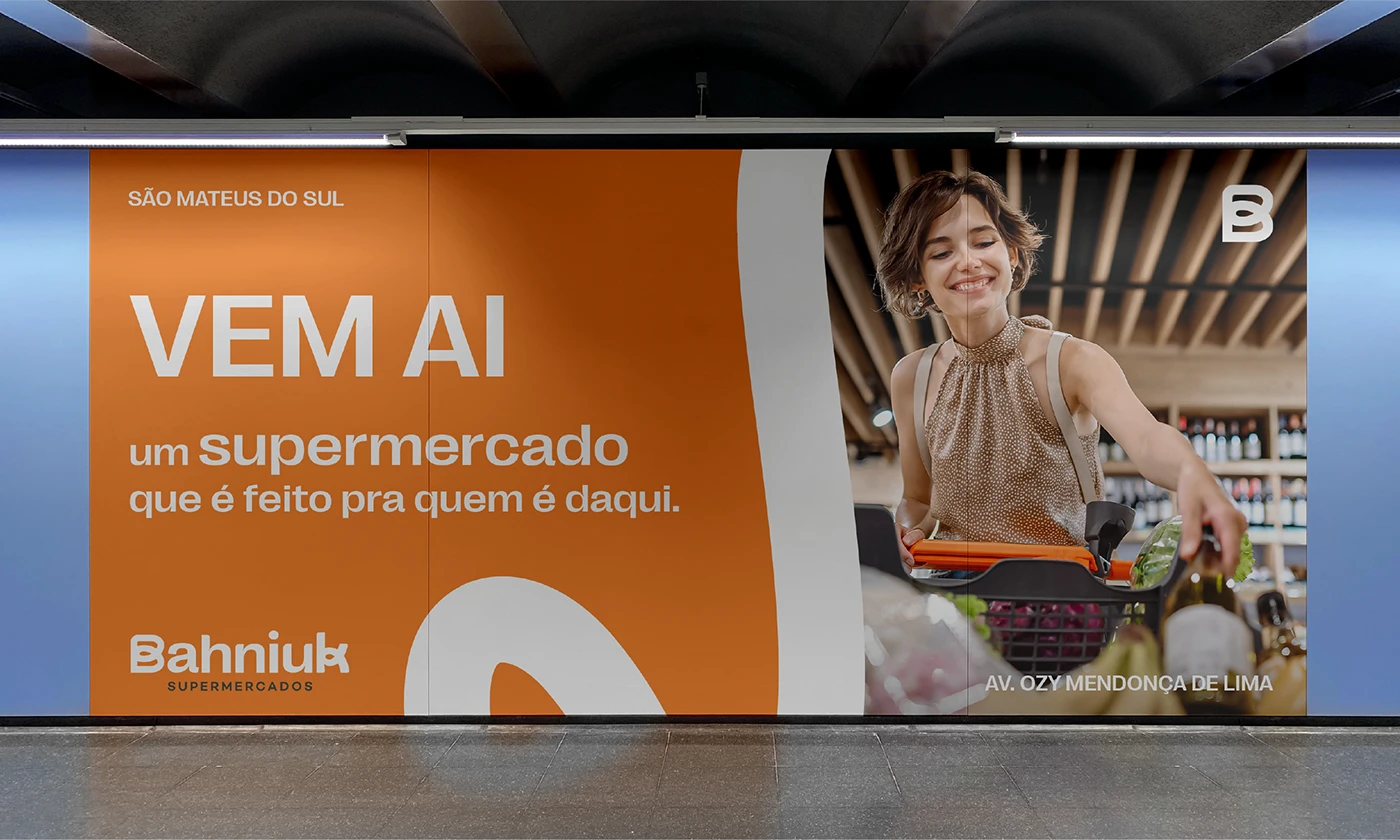 Painel urbano com campanha do Bahniuk Supermercados