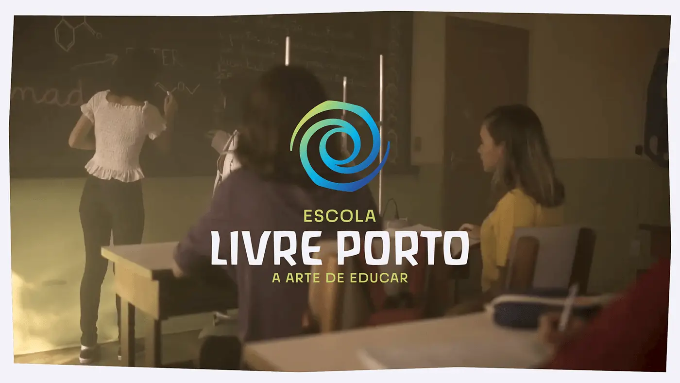 Marca Escola Livre Porto aplicada em composição audiovisual
