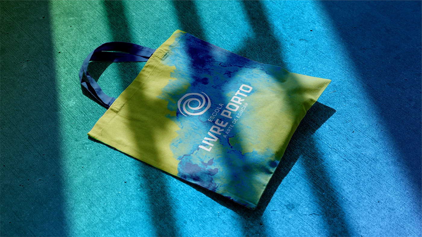 Ecobag com grafismos da Escola Livre Porto
